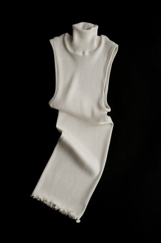 WOOL & SILK SLEEVELESS TURTLENECK
